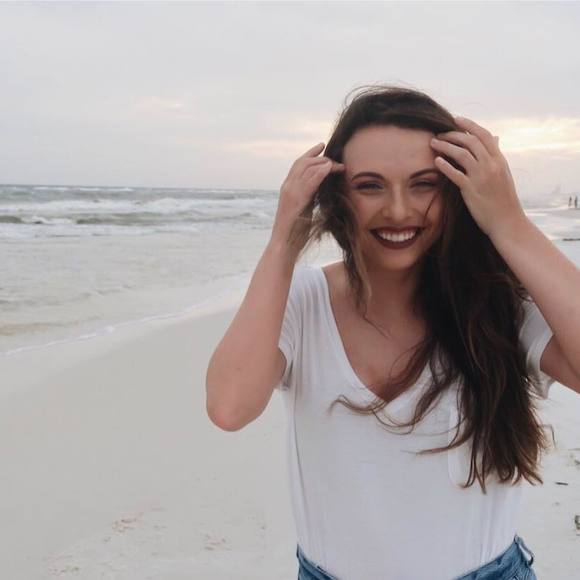 Meet your Posher, Carlee - Picture 1 of 1